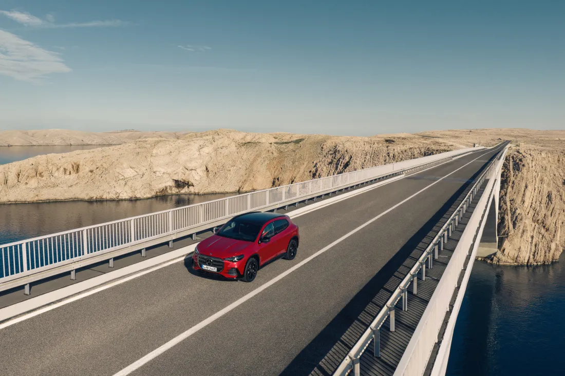 Der neue Mercedes-Benz GLA: GLA auf einer Brücke am Meer