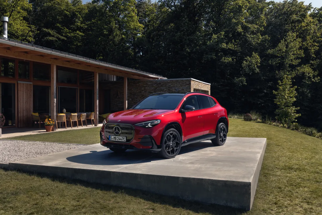 Der neue Mercedes-Benz GLA: GLA vor einem Ferienhaus