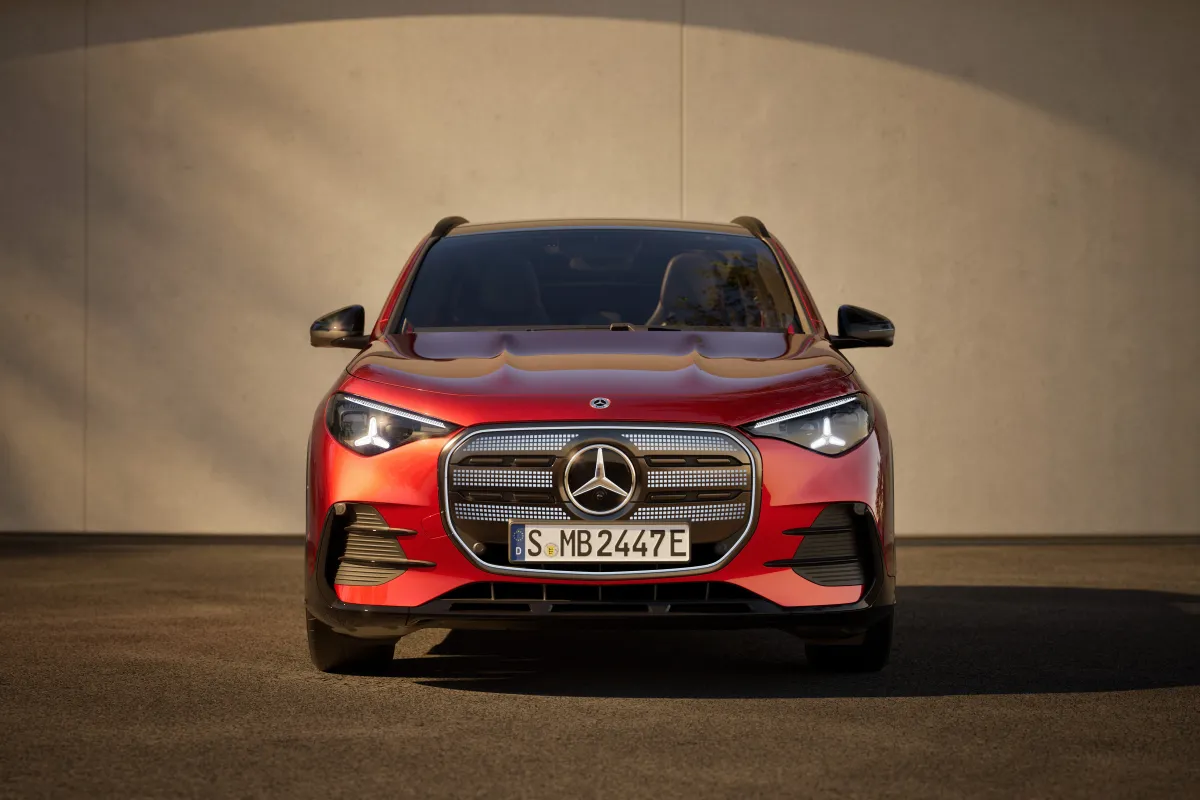Front des neuen GLA mit beleuchtetem Grill