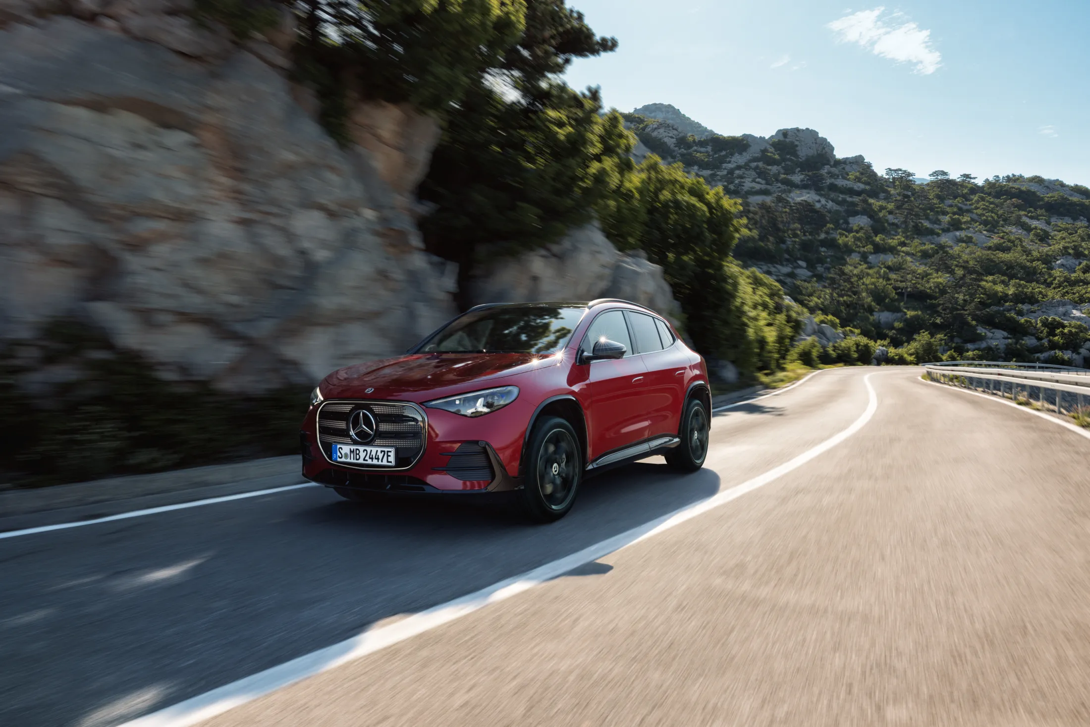 Der neue Mercedes-Benz GLA auf einer Küstenstraße