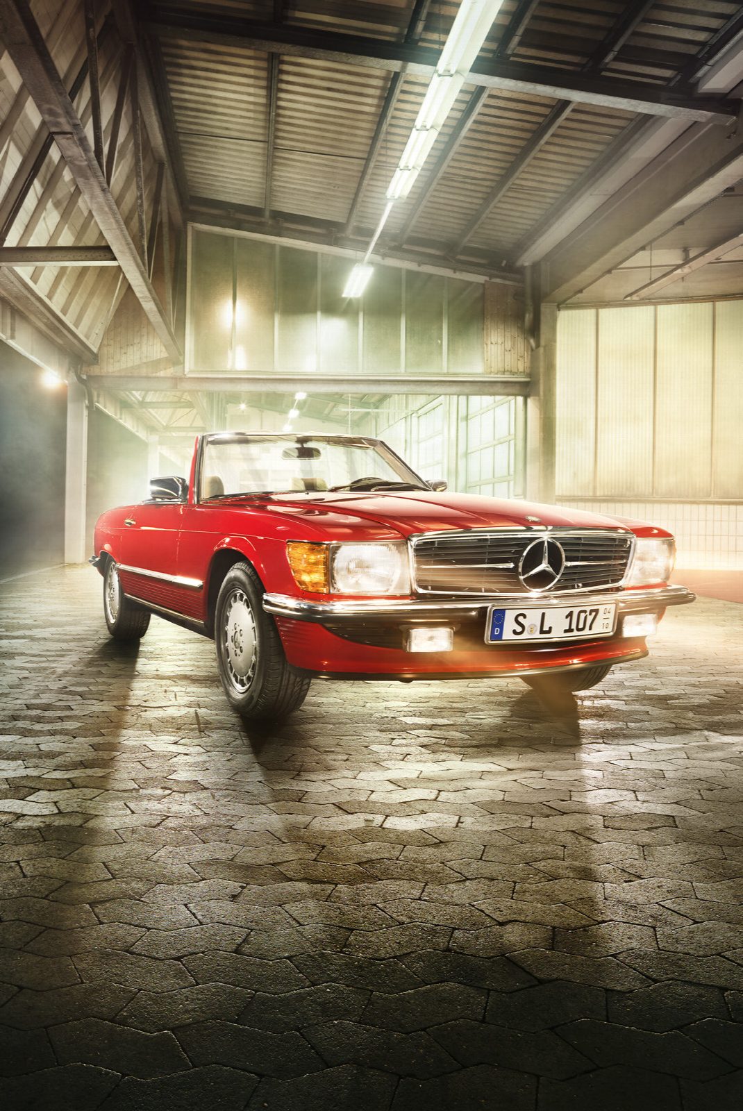 Roter Mercedes-Benz SL Klassiker in der Werkstatthalle