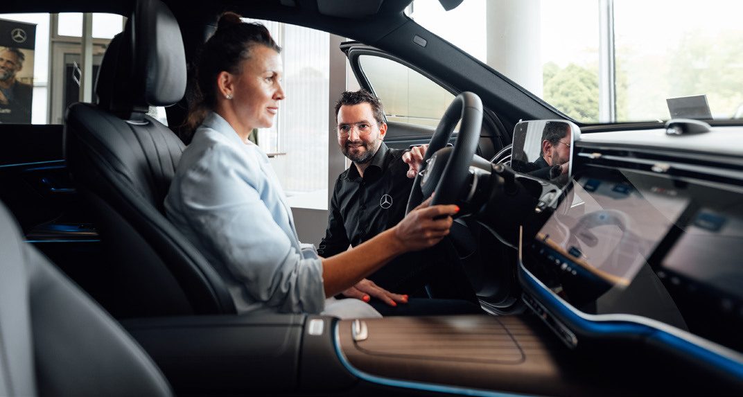 Probefahrt im Mercedes-Benz mit Verkaufsberater